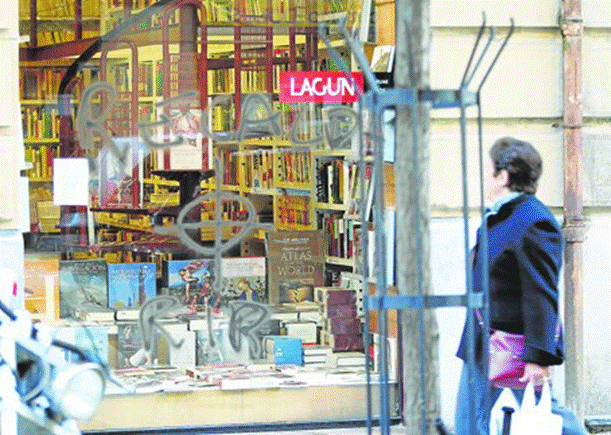 Une image contenant habits, personne, rue, bâtiment
Le contenu généré par l’IA peut être incorrect.